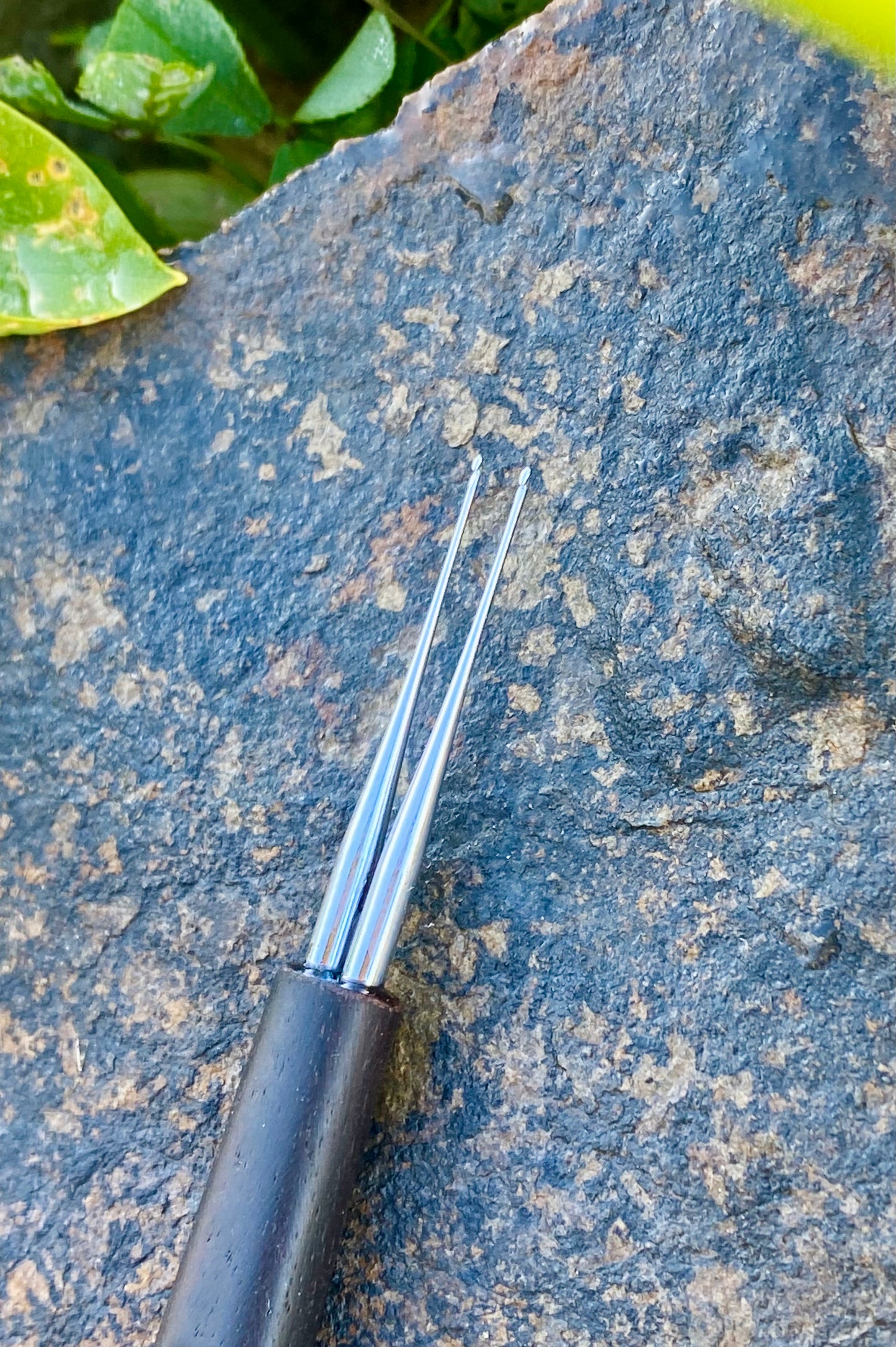 Lamaní Doppel Häkelnadel (Ebenholz) available 27/3 - DreadLocos Shop