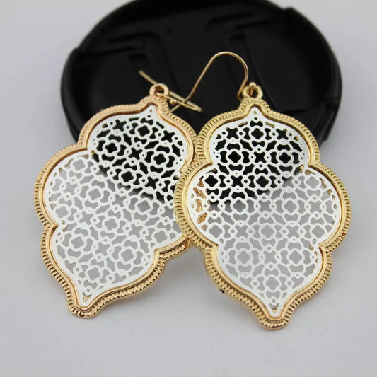 Geometrische Quartrefoil Floral Amira Ohrringe in Gold und Silber
