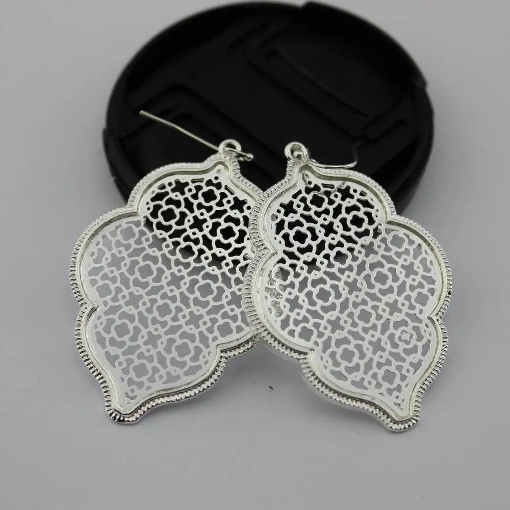 Geometrische Quartrefoil Floral Amira Ohrringe in Gold und Silber