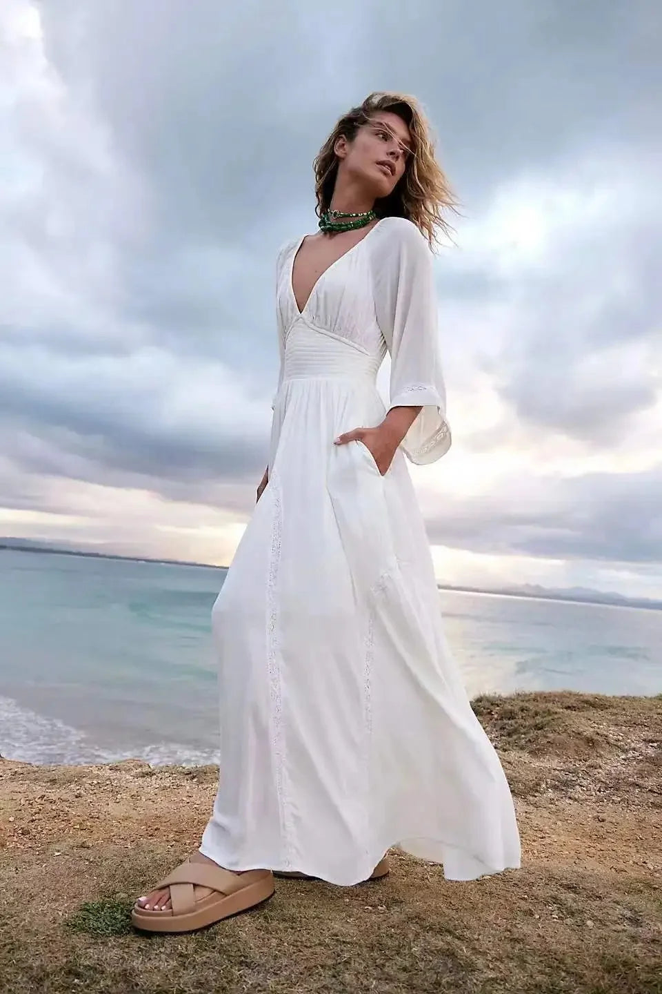 Kleid aus Baumwolle und Leinen mit V-Ausschnitt