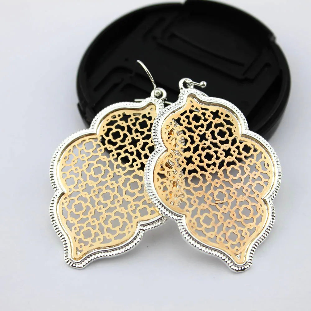 Geometrische Quartrefoil Floral Amira Ohrringe in Gold und Silber